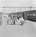 859225 Afbeelding van reizigers op het perron van het N.S.-station Eindhoven te Eindhoven.